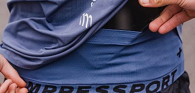 Compressport Free Belt blues/indigo běžecký pás s elastickými kapsami