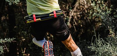 Compressport Free Belt Pro nile běžecký opasek s poutky na hole a kapsami