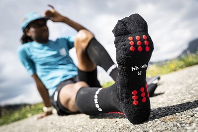 Compressport Full Socks Winter Run black / high risk red zimní běžecké podkolenky