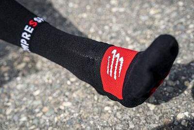 Compressport Full Socks Winter Run black / high risk red zimní běžecké podkolenky