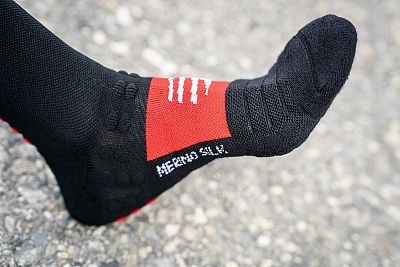 Compressport Full Socks Winter Run black / high risk red zimní běžecké podkolenky