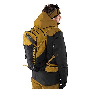 Dynafit Ridge 26 Backpack Tobacco / Black out zadní pohled na postavě